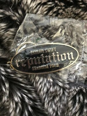 Stan - חנות ה-Merchandise למעריצים מכל הסוגים טיילור סוויפט New Sealed Taylor Swift Reputation Stadium Tour Keychain Key Chain