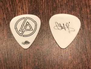 Stan - חנות ה-Merchandise למעריצים מכל הסוגים Linkin Park Chester Bennington Linkin Park Guitar Pick 2011 Tour A Thousand Suns White
