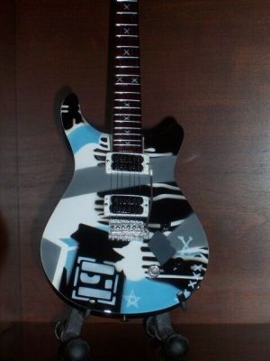 Stan - חנות ה-Merchandise למעריצים מכל הסוגים Linkin Park Mini Guitar LINKIN PARK MIKE SHINODA CHESTER GIFT Memorabilia FREE STAND  ART