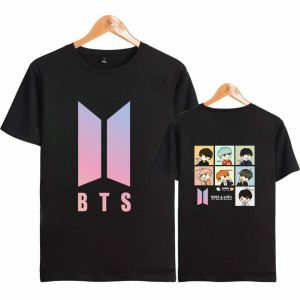 Stan - חנות ה-Merchandise למעריצים מכל הסוגים BTS חולצת BTS ARMY סמל הלהקה