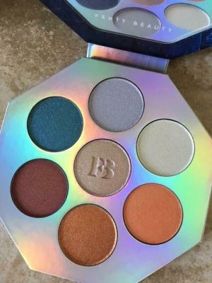 Stan - חנות ה-Merchandise למעריצים מכל הסוגים ריהאנה NIB FENTY Beauty by Rihanna Killawatt Foil Freestyle Highlighter Palette