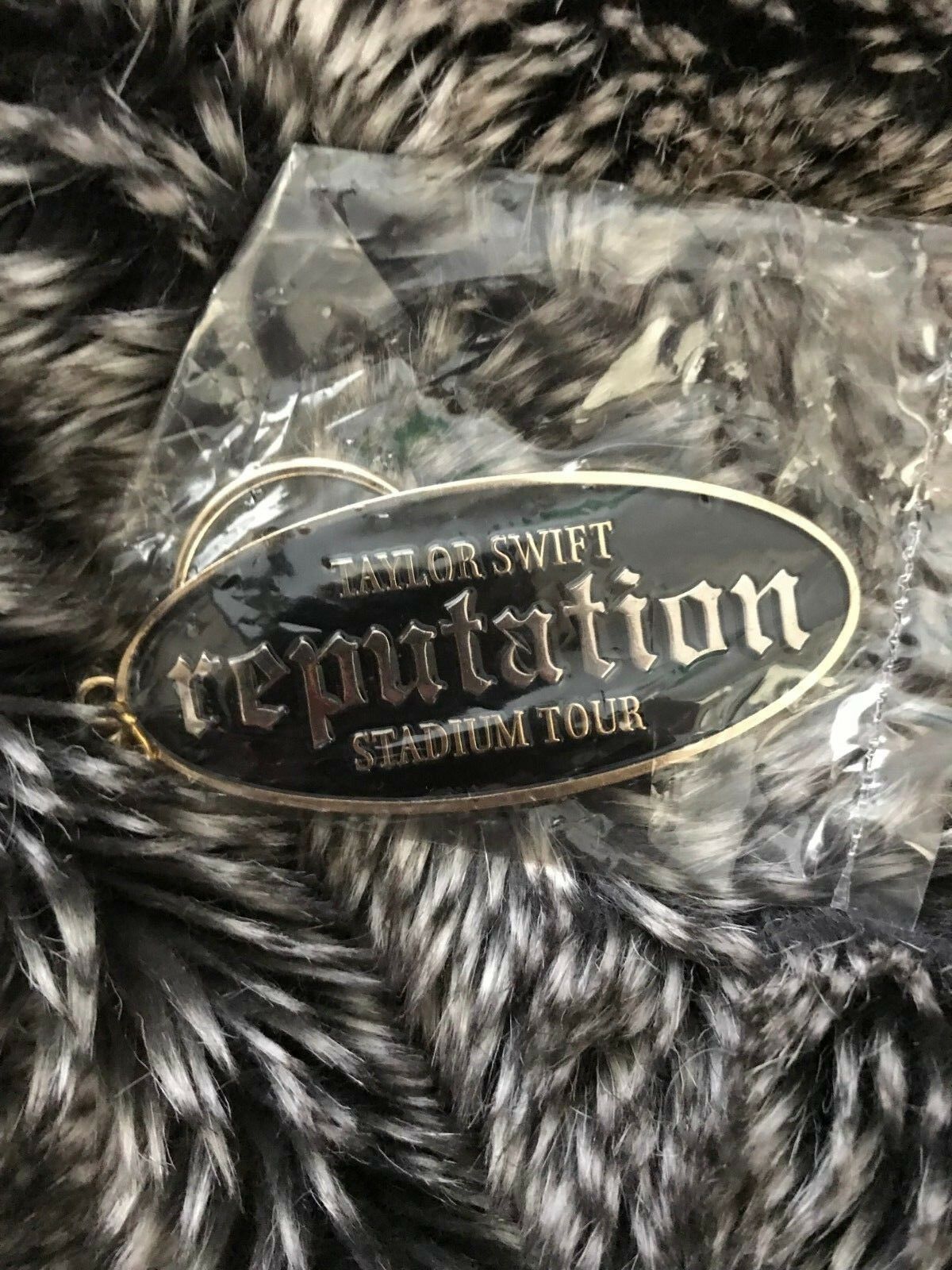 Stan - חנות ה-Merchandise למעריצים מכל הסוגים טיילור סוויפט New Sealed Taylor Swift Reputation Stadium Tour Keychain Key Chain